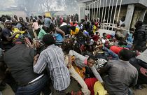Kenya'nın başkenti Nairobi'de koronavirüs yardımı sırasında izdiham yaşandı