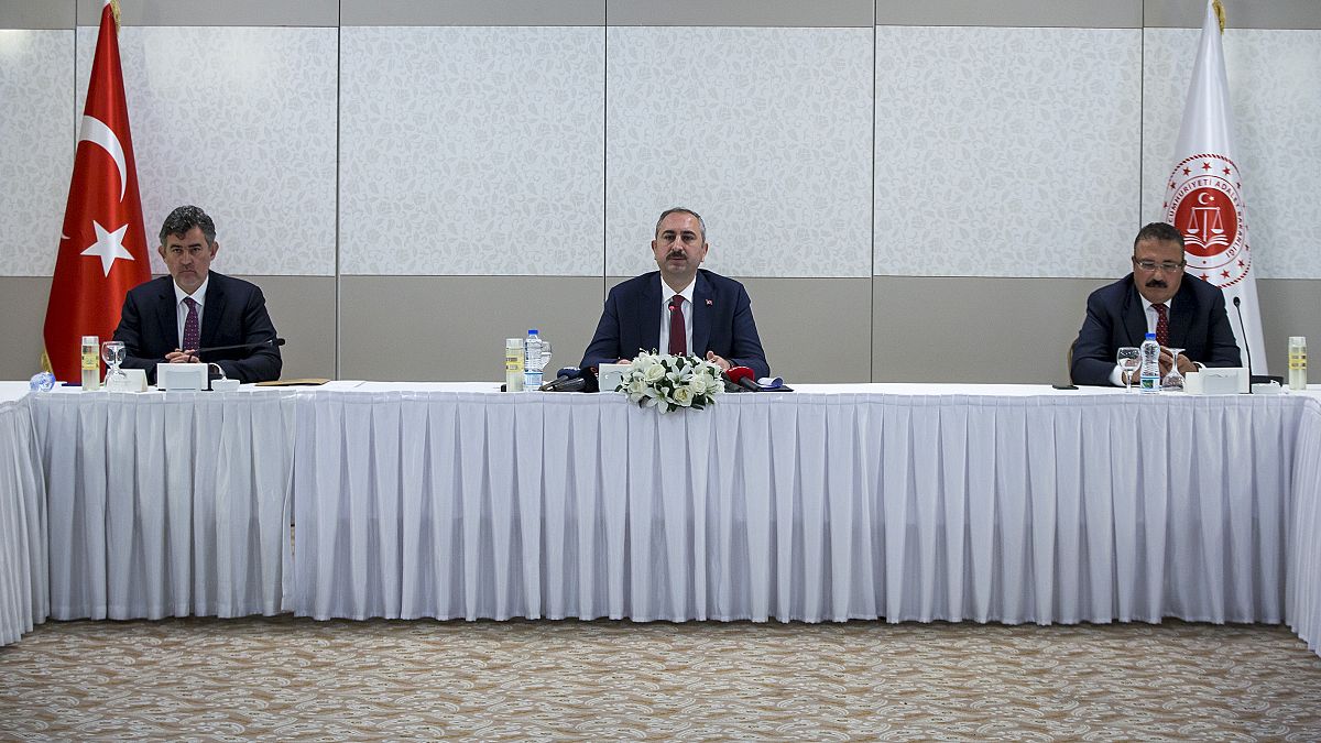 Adalet Bakanı Abdulhamit Gül (ortada)