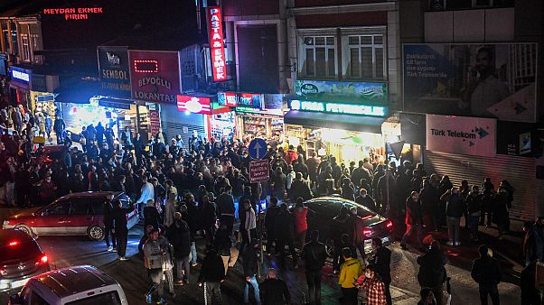 48 Stunden Ausgangsverbot in der Türkei sorgt für Panikkäufe 48 Stunden Ausgangsverbot in der Türkei sorgt für Panikkäufe