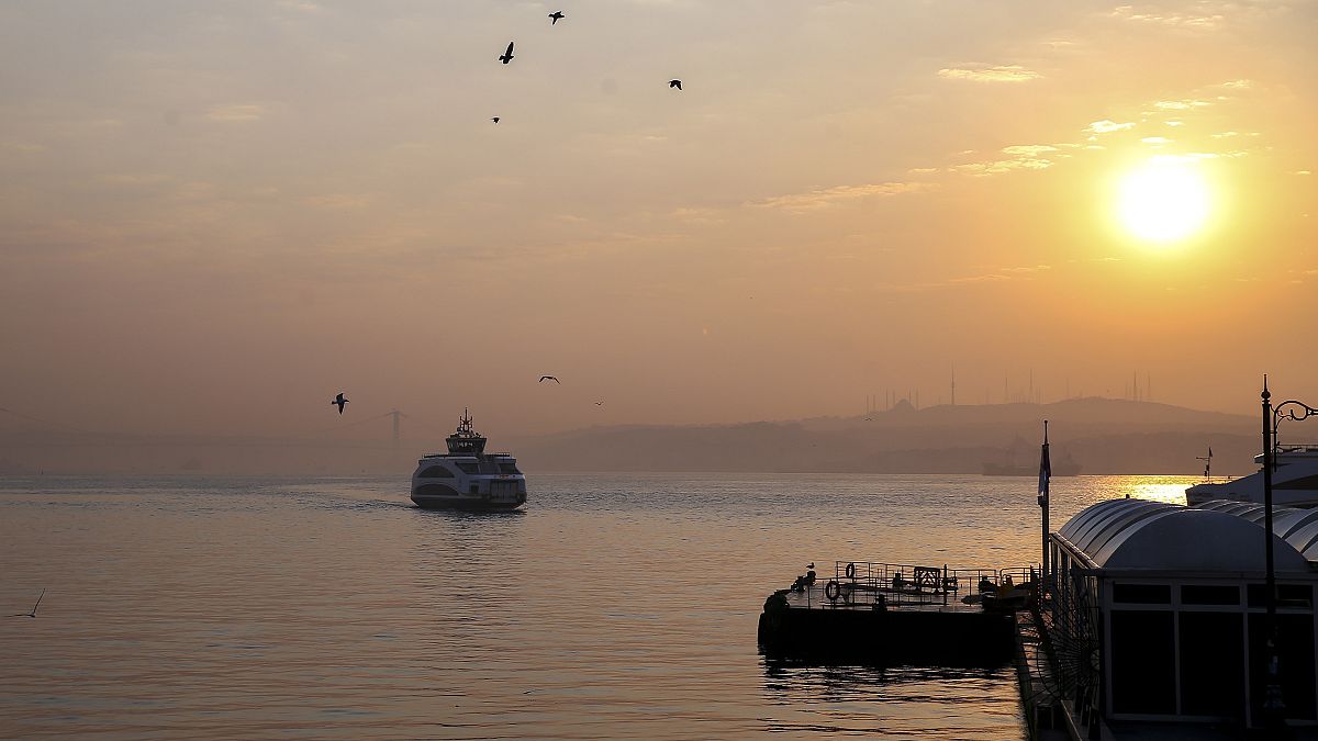 İstanbul'da metrobüs, vapur ve otobüsler hizmet vermeye devam ediyor