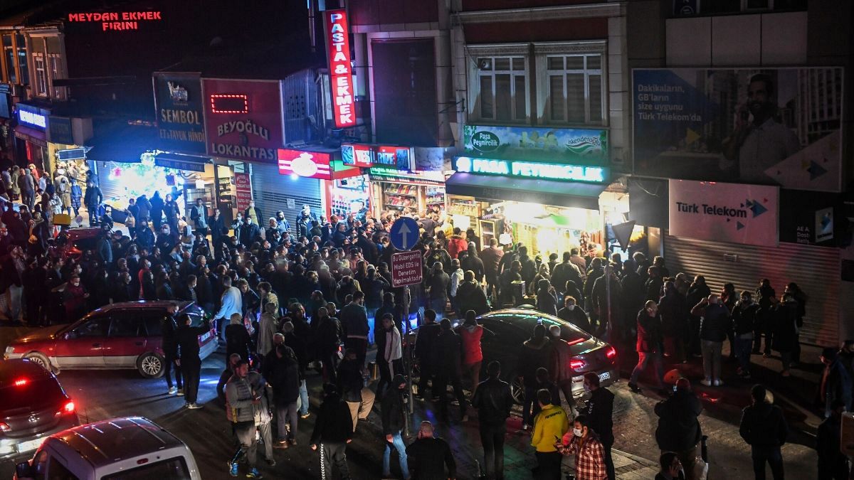 اعلام مقررات منع آمد و شد در ترکیه؛  شهروندان به خیابان‌ها سرازیر شدند