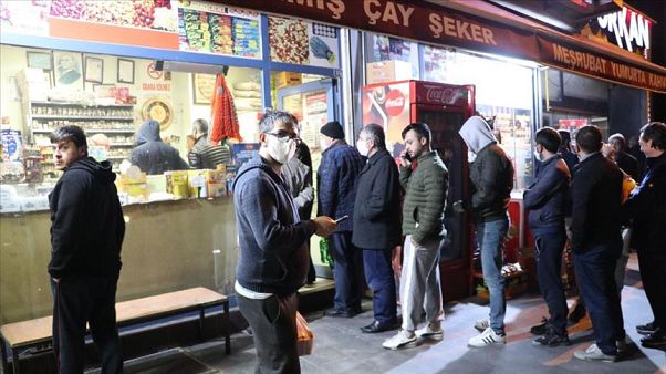 Sokağa çıkma yasağı öncesi başkentteki market ve fırınlarda yoğunluk yaşandı Sokağa çıkma yasağı öncesi başkentteki market ve fırınlarda yoğunluk yaşandı