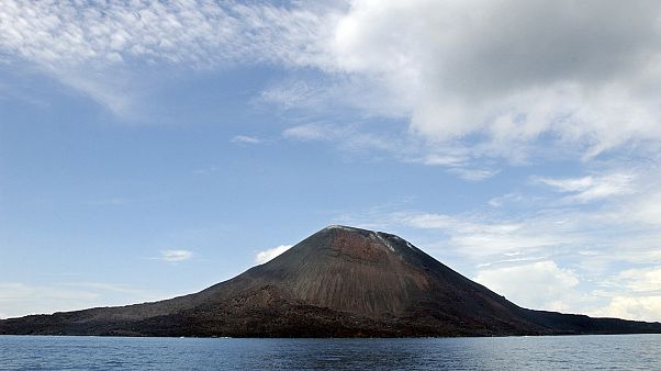 Endonezya'daki Anak Krakatau Yanardağı, 10 Nisan 2004 Endonezya'daki Anak Krakatau Yanardağı, 10 Nisan 2004