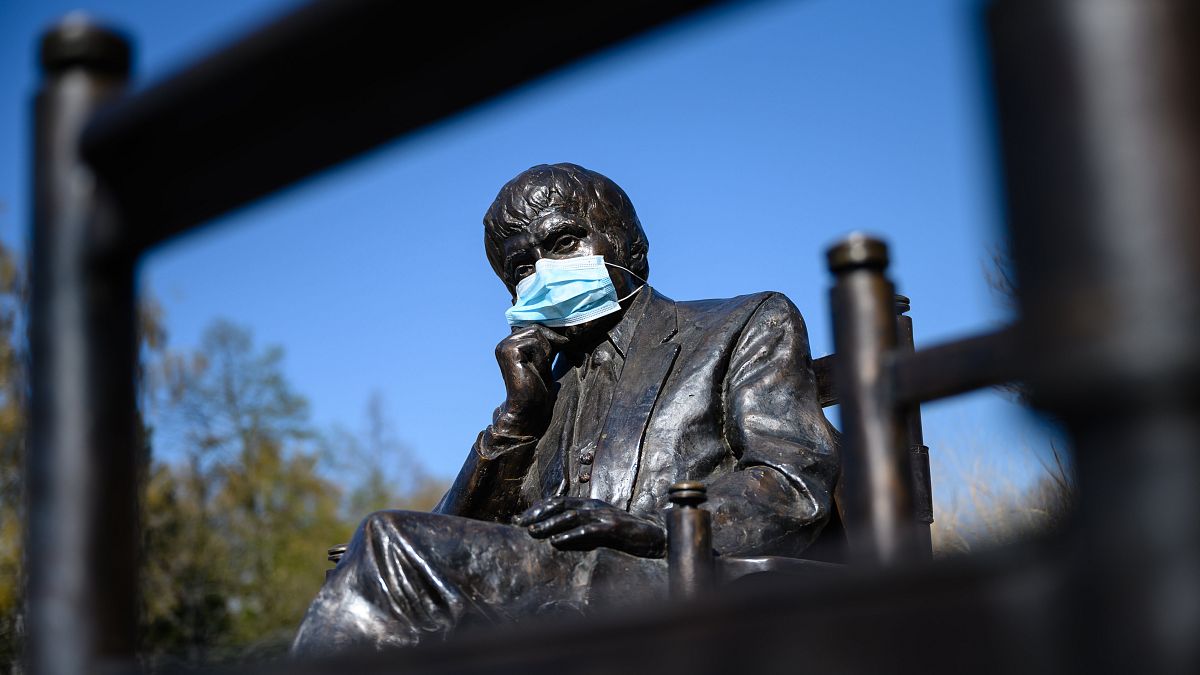 Koronavírus - Egészségügyi maszkot tettek Juhász Ferenc szobrára Biatorbágyon