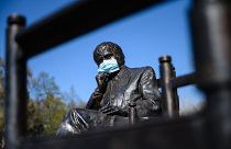 Koronavírus - Egészségügyi maszkot tettek Juhász Ferenc szobrára Biatorbágyon