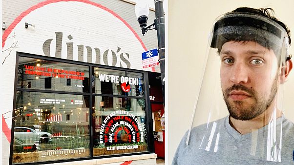 Az arcot védő műanyag felszerelés a pizzasütő kemencében készült Az arcot védő műanyag felszerelés a pizzasütő kemencében készült