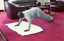 Irodájában edz a 75 éves ugandai elnök