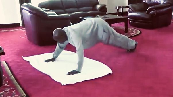 Irodájában edz a 75 éves ugandai elnök Irodájában edz a 75 éves ugandai elnök