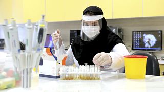Irán enyhíti a koronavírus miatt bevezetett korlátozásokat