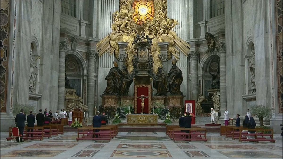 Papst Franziskus feiert einsame Osternacht - Turiner Grabtuch geht Online