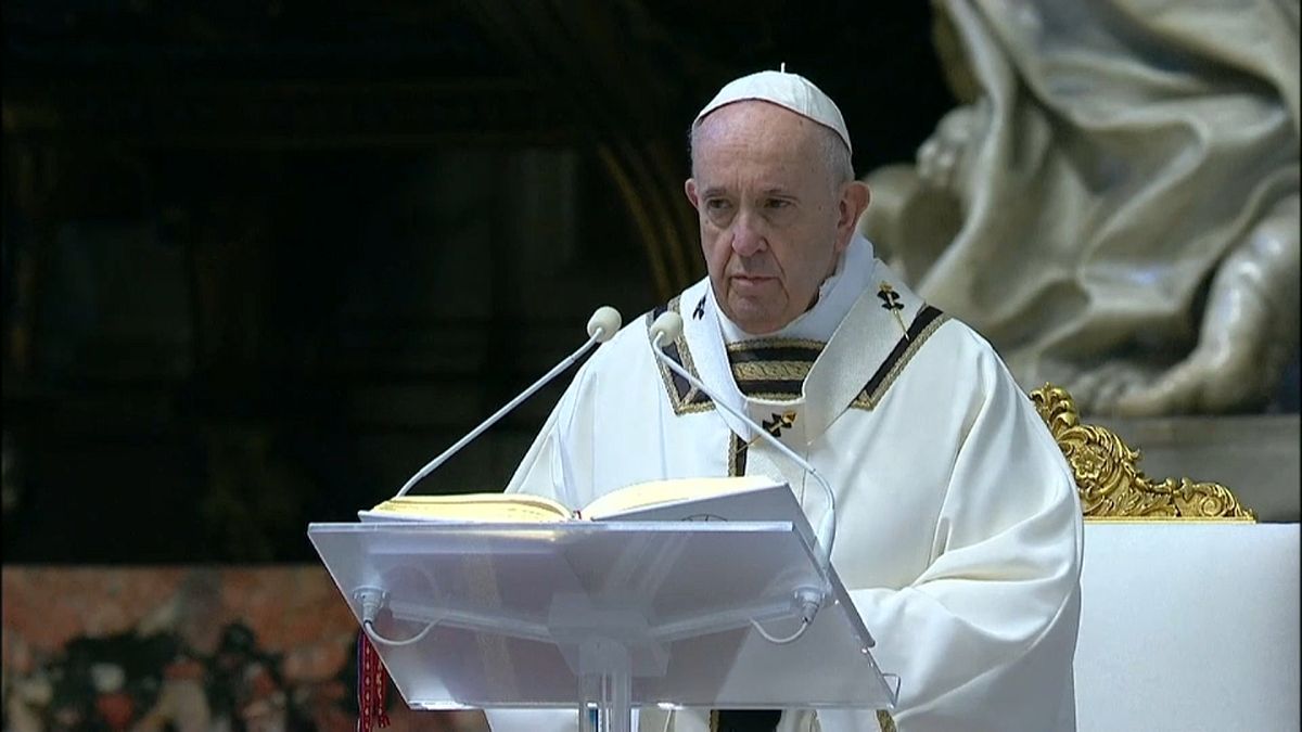Pâques : le pape délivre sa bénédiction urbi et orbi dans une cathédrale Saint-Pierre quasi vide