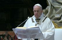 Pâques : le pape délivre sa bénédiction urbi et orbi dans une cathédrale Saint-Pierre quasi vide