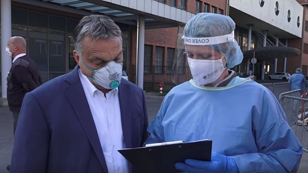 Szekszárdi vizit: a kormányfő, a vírus és a pálinka Szekszárdi vizit: a kormányfő, a vírus és a pálinka