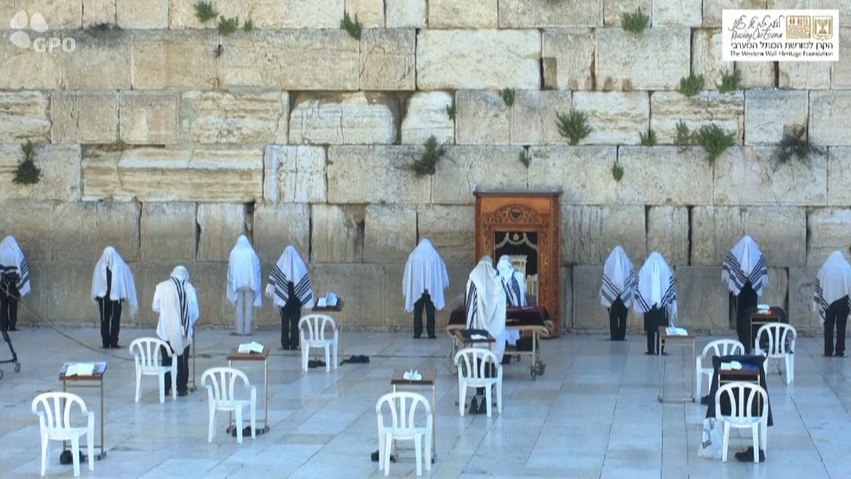 شاهد: السماح لعدد محدود من المصلين اليهود الاحتفال بعيد الفصح امام حائط البراق بالقدس