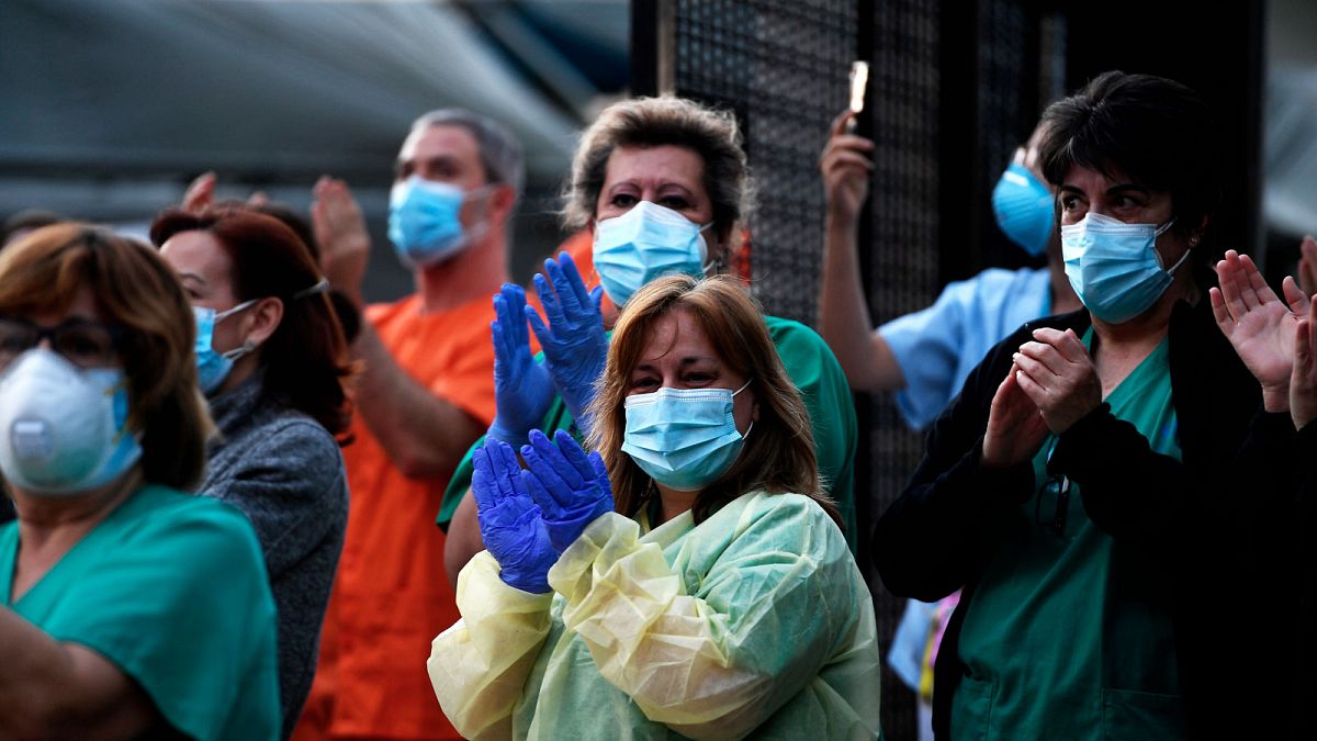 Personnel de santé de l'hôpital Gregorio Maranon à Madrid applaudissant la population lui apportant son soutien