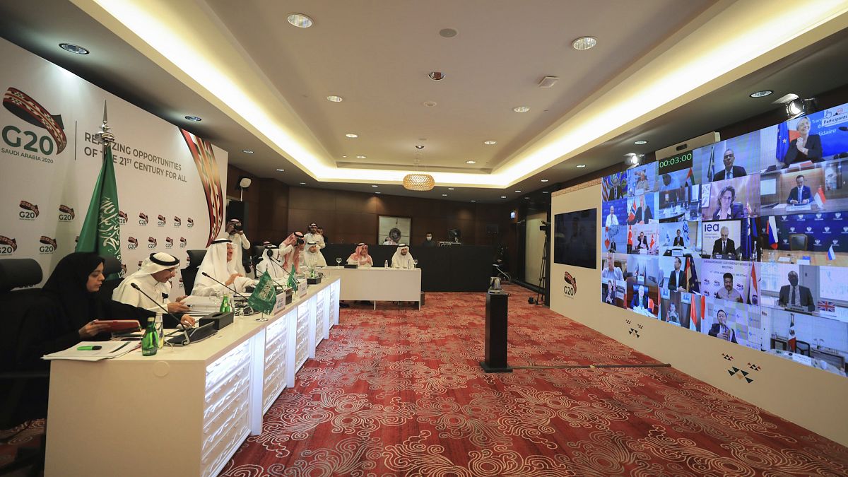  يترأس الأمير عبد العزيز بن سلمان آل سعود، وزير الطاقة السعودي، ثالث يمين، قمة افتراضية لوزراء الطاقة لمجموعة العشرين- السعودية 