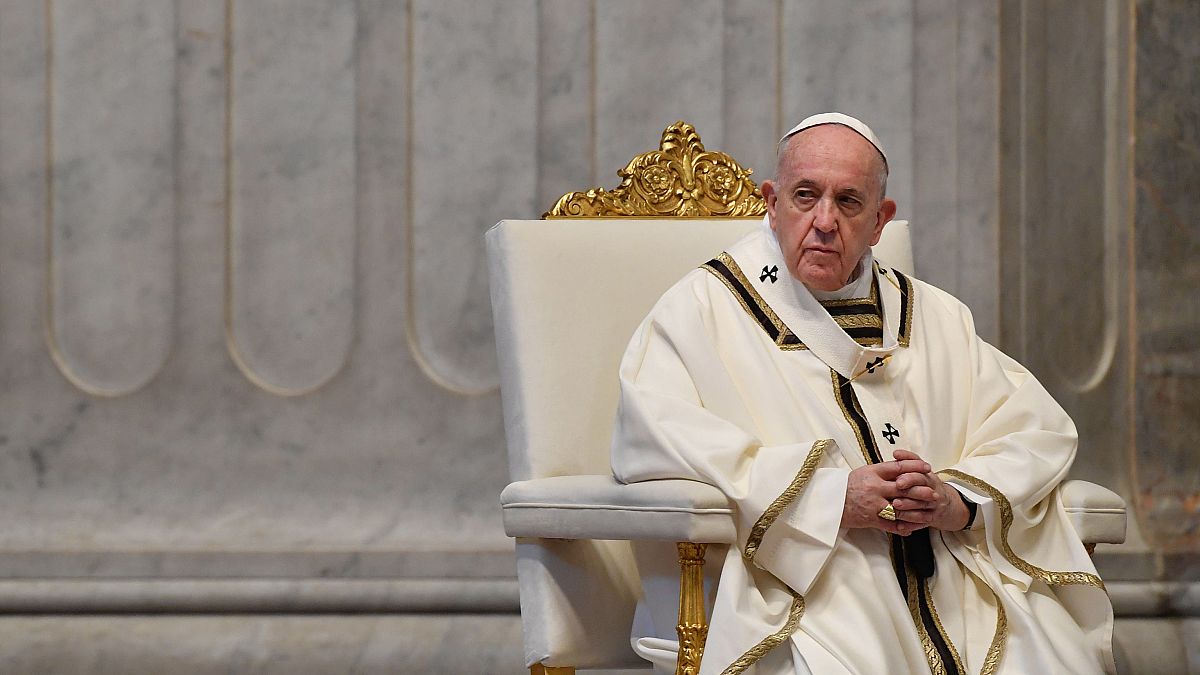 Ferenc pápa húsvétvasárnapi misét pontifikál a vatikáni Szent Péter-bazilikában 2020. április 12-én. 