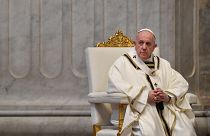 Ferenc pápa húsvétvasárnapi misét pontifikál a vatikáni Szent Péter-bazilikában 2020. április 12-én.