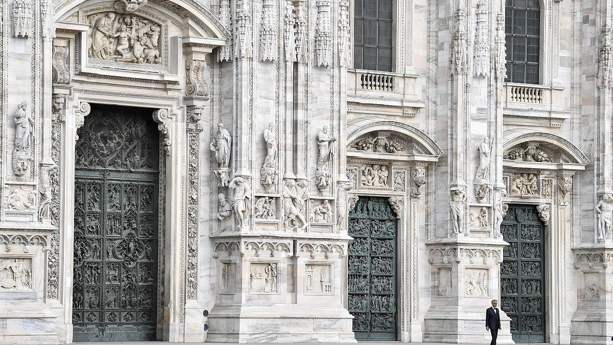  التينور الإيطالي أندريا بوتشيلي يؤدي لمناسبة عيد الفصح في أرجاء كاتدرائية دومو في ميلانو