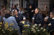 La scena in un bar di Stoccolma l'8 aprile 2020, mentre il resto dell'Europa era in lockdown