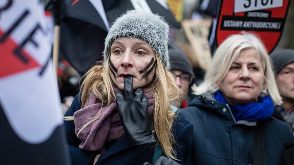 Coronavirus, Polonia: disegno di legge contro l'aborto in aula, in strada non si può protestare Coronavirus, Polonia: disegno di legge contro l'aborto in aula, in strada non si può protestare