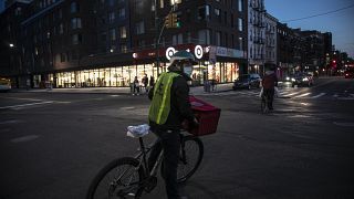ABD'nin New York kentinde bisikletiyle evlere yemek servisi yapan bir kurye