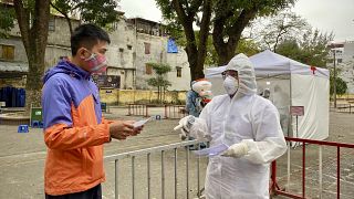 Labor eredményét kapja meg egy férfi egy tesztelőközpontban Hanoiban