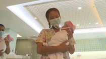 Tayland'daki yeni doğan bebekler koronavirüs maskeleriyle taburcu edildi