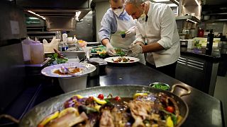 Les chefs étoilés Christian Le Squer et Alan Taudon cuisinent pour des soignants dans la cuisine du "Cinq" le restaurant de l'hôtel George V à Paris le 11 avril 2020