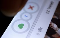 Tinder ai tempi del Covid-19: "Non voglio conquistarti, ma qui con me ho delle mascherine..."
