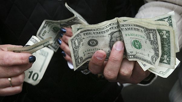 ادامه صعود قیمت طلا؛ نرخ دلار برای دومین بار در سال ۹۹ نزولی شد ادامه صعود قیمت طلا؛ نرخ دلار برای دومین بار در سال ۹۹ نزولی شد