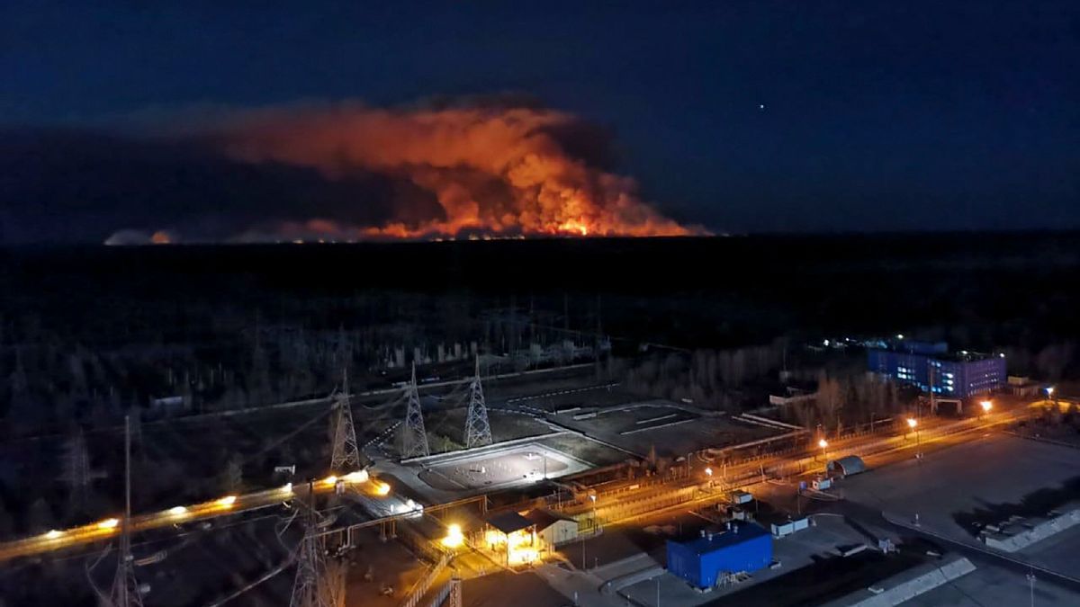 فيديو: تشيرنوبل وتستمر المأساة.. رجال الإطفاء يسابقون الزمن لاحتواء الحرائق المشتعلة