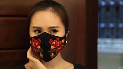 Vietnam'a özgü modaya uygun çiçek desenli koronavirüs maskeleri
