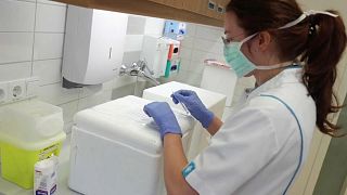 ممرضة في هولندا تحضر لقاح BCG المقاوم لمرض السلّ  قبل حقنه. التاريخ: 03.04.20