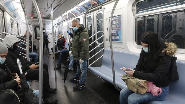 Sangue, suor e política na crise pandémica dos EUA Sangue, suor e política na crise pandémica dos EUA