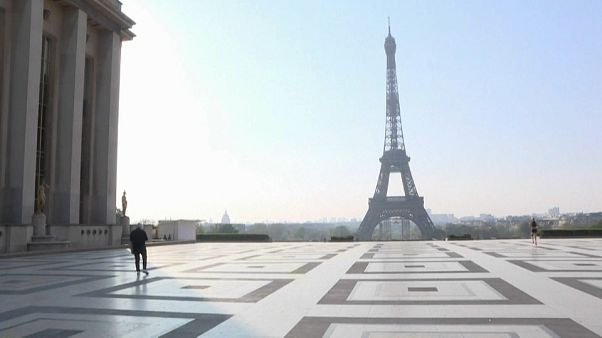 En France, la stratégie de la prudence après un mois de confinement En France, la stratégie de la prudence après un mois de confinement