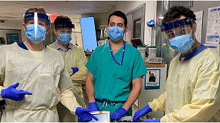 شاهد: طبيب أمريكي يدخل البهجة إلى قلوب مرضى كورونا بفيديوهات على "تيك توك"