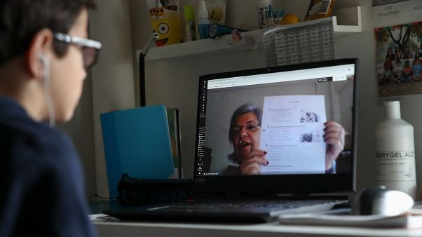 Covid-19: Terceiro período arranca hoje com aulas à distância Covid-19: Terceiro período arranca hoje com aulas à distância