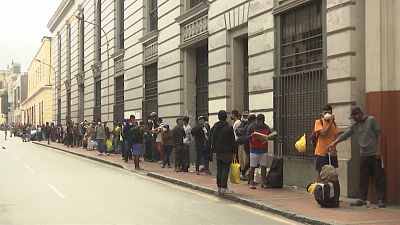 شاهد: في محاولة لتخفيف أعباء كورونا... جمعية توزع الطعام على المشردين في البيرو