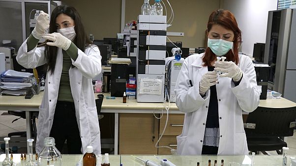 Ege Üniversitesi Aşı Araştırma ve Geliştirme Grubu, koronavirüsten korunmak amacıyla başlattığı yerli DNA aşısında ilk aşama olan antijen tasarımını test etmeye başladı Ege Üniversitesi Aşı Araştırma ve Geliştirme Grubu, koronavirüsten korunmak amacıyla başlattığı yerli DNA aşısında ilk aşama olan antijen tasarımını test etmeye başladı