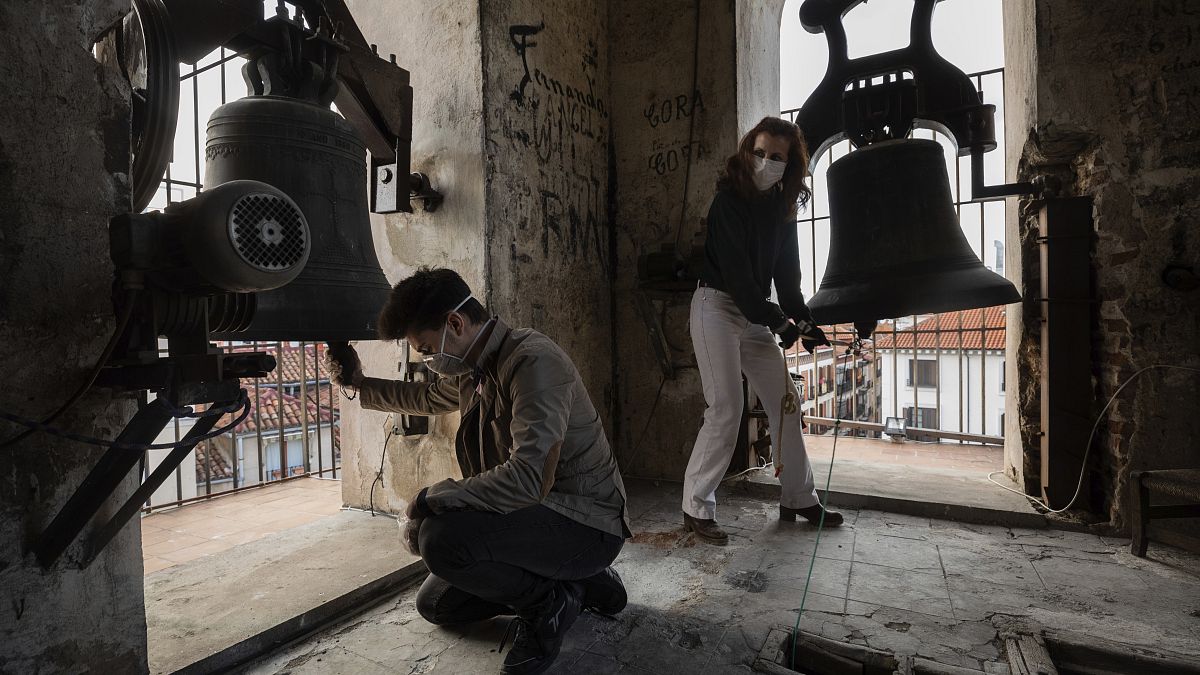 Испанские волонтёры бьют в колокол в память о жертвах коронавируса
