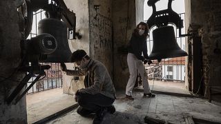 Испанские волонтёры бьют в колокол в память о жертвах коронавируса