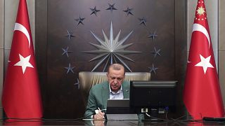 إردوغان يلجأ إلى دبلوماسية الأقنعة ويحاول تلميع صورة بلاده