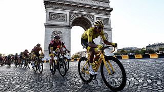 Archives : le maillot jaune, le Colombien Egan Bernal, lors de la dernière étape du Tour de France, sur les Champs-Elysées à Paris le 28 juillet.