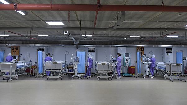 مواقف للسيارات في العاصمة البحرينية تتحول إلى وحدات للعناية المركزة مواقف للسيارات في العاصمة البحرينية تتحول إلى وحدات للعناية المركزة