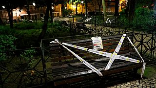 وضع علامة على المقاعد في ساحة فلوريس في لشبونة حتى لا يتم استخدامها للحد من انتشار فيروس كورونا 09/04/2020
