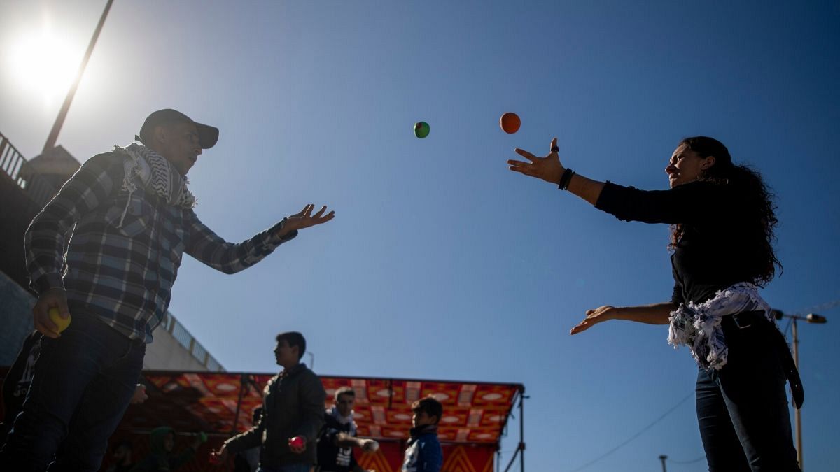 کنشگر ایتالیایی به یک شهروند غزه بازی با توپ یاد می‌دهد. ۶ ژانویه ۲۰۲۰  
