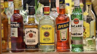 Alkohol birgt gleich mehrere Gefahren in Zeiten von Ausgangssperren.