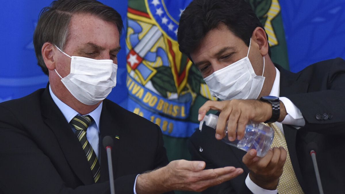 Brezilya Devlet Başkanı Jair Bolsonaro (solda), Brezilya Sağlık Bakanı Luiz Henrique Mandetta (sağda)