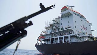 مسلحون يقتحمون ناقلة نفط ترفع علم هونغ كونغ في عرض المياه الإيرانية بخليج هرمز (أسوشياتد برس)